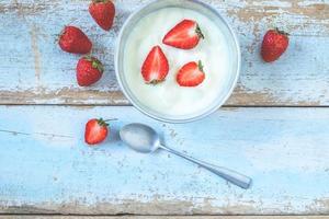 bovenaanzicht van yoghurt en aardbeien foto