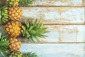 ananas op een houten tafel foto