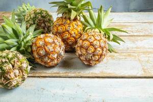 ananas op een houten tafel foto