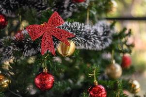 close-up van een rode strik op een kerstboom foto