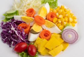 groentesalade met gekookte eieren foto