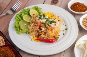 plaat van pad thai garnalen foto