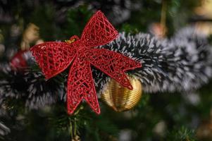 close-up van een rode strik op een kerstboom foto