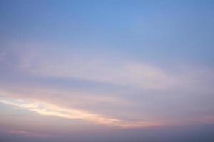 de lucht en de wolken bij zonsondergang foto