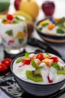 fruitsalade in een yoghurtkom foto