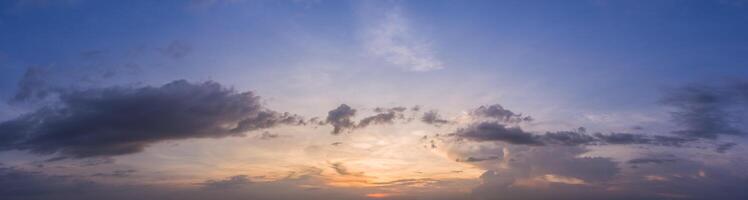 de lucht en de wolken bij zonsondergang foto