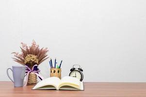 bloem en boek op het bureau foto