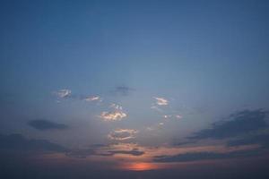 de lucht en de wolken bij zonsondergang foto