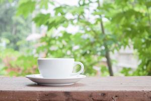 latte cup op een tafel foto