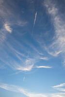 blauwe lucht en wolken foto