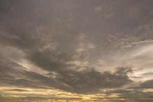 de lucht en de wolken bij zonsondergang foto
