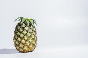 ananas op witte achtergrond foto