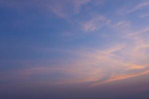 de lucht en de wolken bij zonsondergang foto