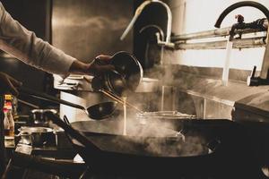 chef-kok koken in de keuken foto