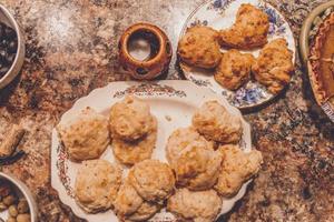 koekjes op borden foto