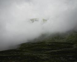 mistige groene bergen foto