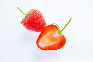 rode aardbeien op witte achtergrond foto