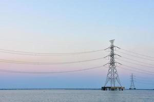 hoogspanningstoren in de zee foto