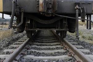 close-up van een trein op treinsporen foto