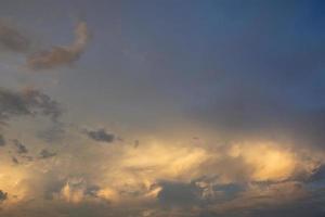 wolken aan de hemel bij zonsondergang foto