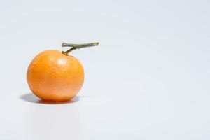 sinaasappel op witte achtergrond foto