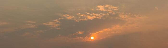 uitzicht op de rijzende zon foto