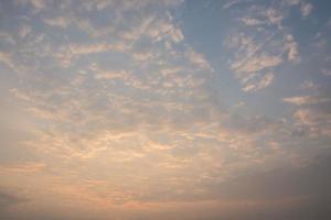 wolken aan de hemel bij zonsopgang foto