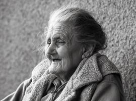 heel oud en moe gerimpeld vrouw buitenshuis foto