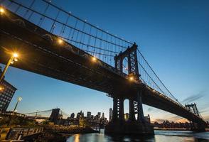 manhattan bridge 's nachts foto