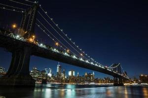 manhattan bridge 's nachts foto