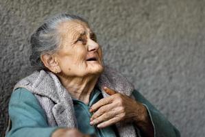 portret van een heel oud gerimpeld vrouw foto