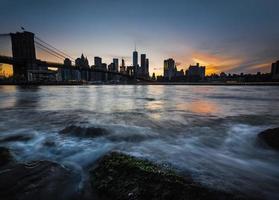 skyline van manhattan met brooklyn bridge foto