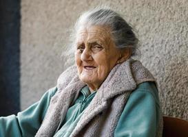 portret van een heel oud gerimpeld vrouw foto