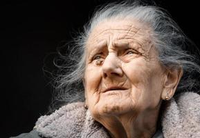 portret van een heel oud gerimpeld vrouw foto