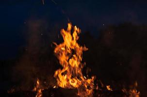 vlammen van vreugdevuur Bij nacht foto