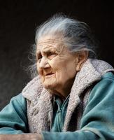 portret van een heel oud gerimpeld vrouw foto