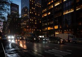 straten van Manhattan Bij nacht foto