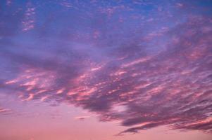 dramatische lucht met cirrocumuluswolken in de zonsondergang foto