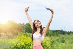 geschiktheid selfie vrouw zelf portret na training. sport atleet nemen selfies foto na werken uit rennen en opleiding buitenshuis. fit vrouw Kaukasisch sport model- glimlachen gelukkig.