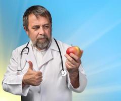 dokter adviseert appel voor gezond aan het eten foto