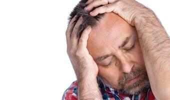 midden- leeftijd Mens lijden van een hoofdpijn foto