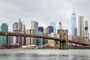 skyline van manhattan en brooklyn bridge foto