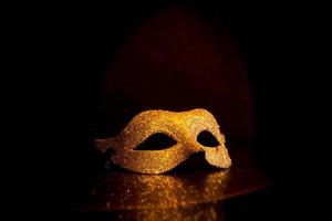 gouden carnaval masker over- een halo van licht foto