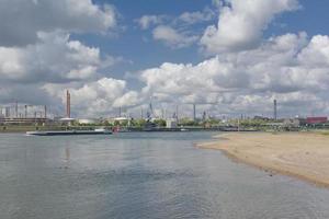 industrieel fabriek Bij Rijn rivier- dichtbij naar Keulen en Düsseldorf, Duitsland foto