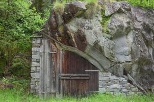 schuur met heel stal dak in val bavona , ticino kanton ,Zwitserland foto