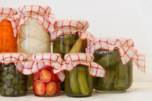 verscheidenheid van potten met biologisch groente augurken foto