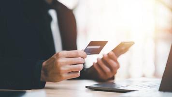 zakenman gebruik makend van een credit kaart naar gedrag financieel transacties Aan een smartphone ,betaling concept met draadloze communicatie technologie , bank en online winkelen, draadloze financieel transacties