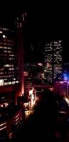 osaka, Japan in juli 2019. 's nachts visie van de stad van Osaka of 'de landen keuken,' van verschillend hoogten en hoeken aan boord de hep vijf ferris wiel foto