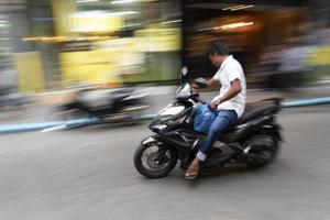 mannelijk, Maldiven - februari 16 2019 - verkeer in de straat voordat avond bidden tijd foto