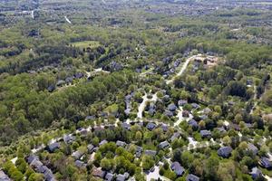 bovenste midden- klasse Amerikaans buurt met gebogen straat in Maryland foto